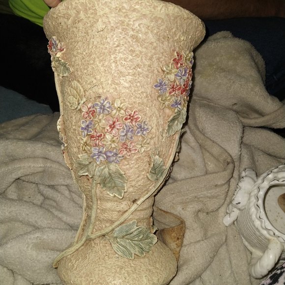 Boxes of buttons (color sorted), boxes of pre cut and reg materials for quilts - Picture 4 of 16